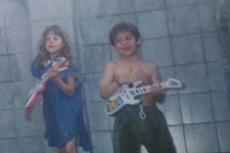Zeke de niño jugando a ser músico